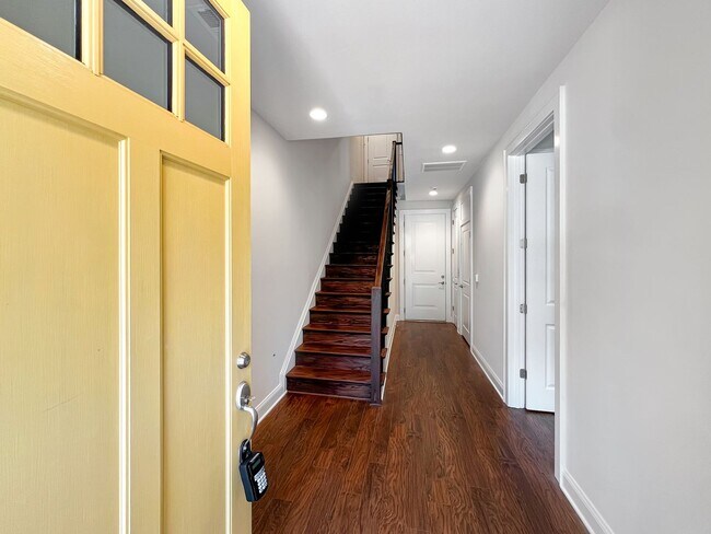 Building Photo - Stunning Luxury Townhome with Elevator in ...
