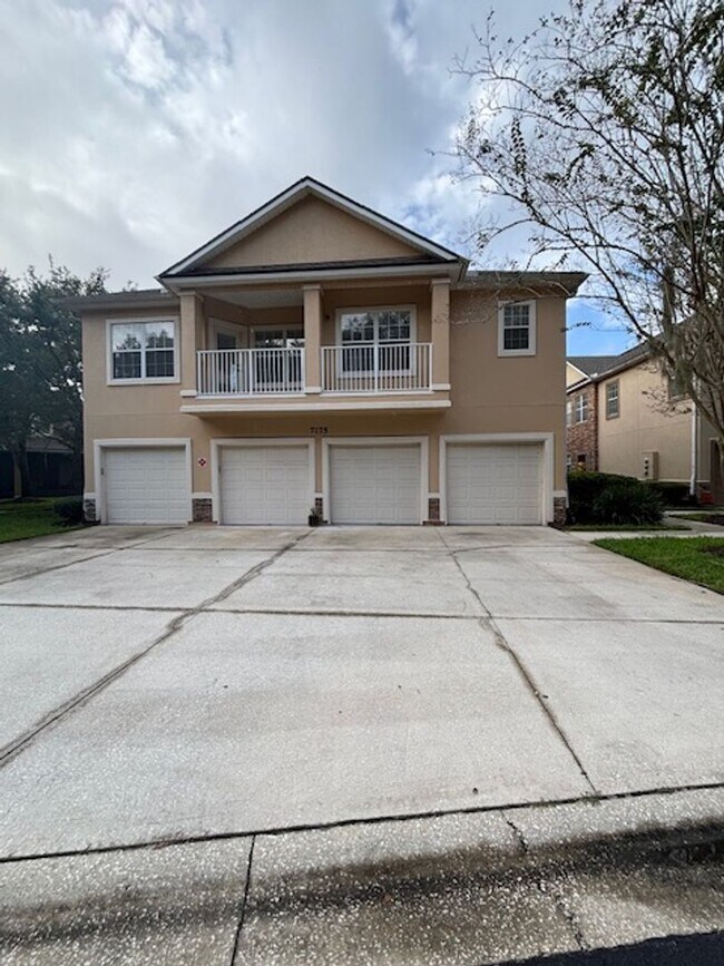 Foto del edificio - Charming 3-Bedroom Townhome in a Prime Nei...