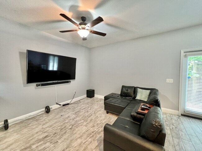 Foto del edificio - 2100 Pomegranate Ct