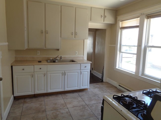 Ceramic tiled kitchen - 61 North St