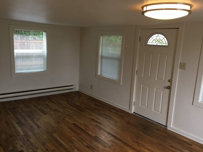 Building Photo - 3 Bedroom in Friendly St. Area