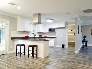 Building Photo - 7993 Greenlea Dr