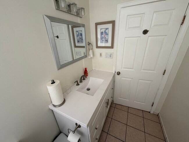 BAÑO 2 - 3926 W 59th St