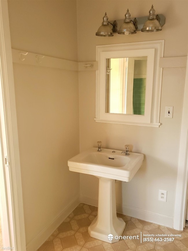 Building Photo - 1 br, 1 bath Duplex - 949 Macarthur Blvd -