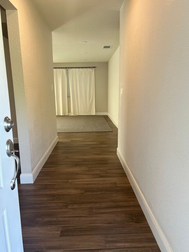 Building Photo - Updated Home