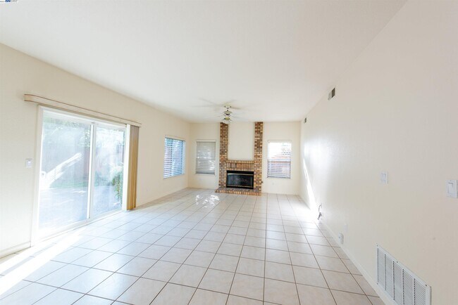 Building Photo - 1023 Belleterre Dr