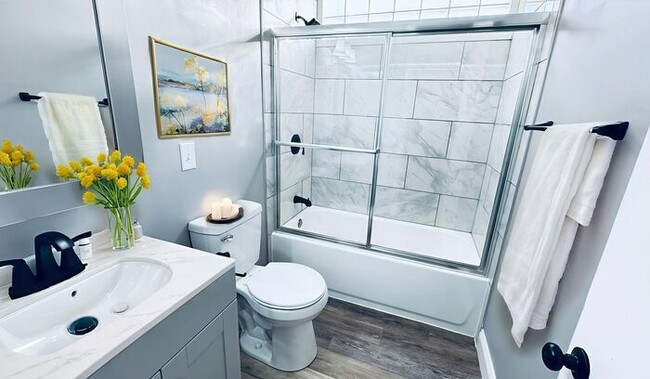 Building Photo - Charming Single-Family Home with Fenced Yard — New Carpet, Pet Friendly & Reduced Rent in Lee's S...