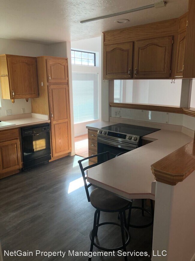 Foto del edificio - 3 br, 3 bath House - 646 W Greens Lake Dr
