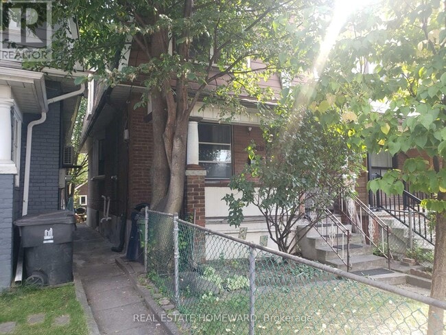 Building Photo - 687 Dupont St