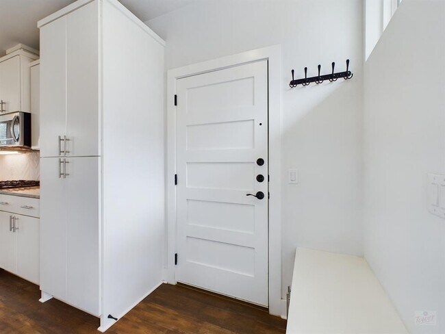 Foto del edificio - 1402 W 51st St