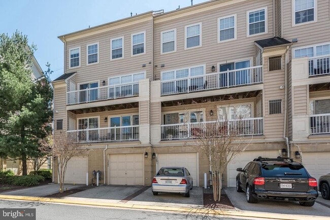 Building Photo - 12085 Trumbull Way