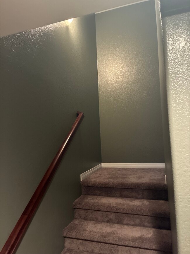 Subiendo las escaleras desde la puerta principal - 8894 Spectrum Center Blvd