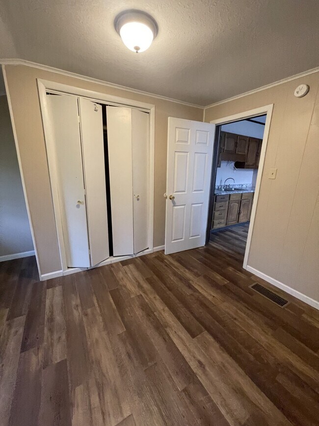 Foto del edificio - 3004 N 10th St (1/2 of a duplex)