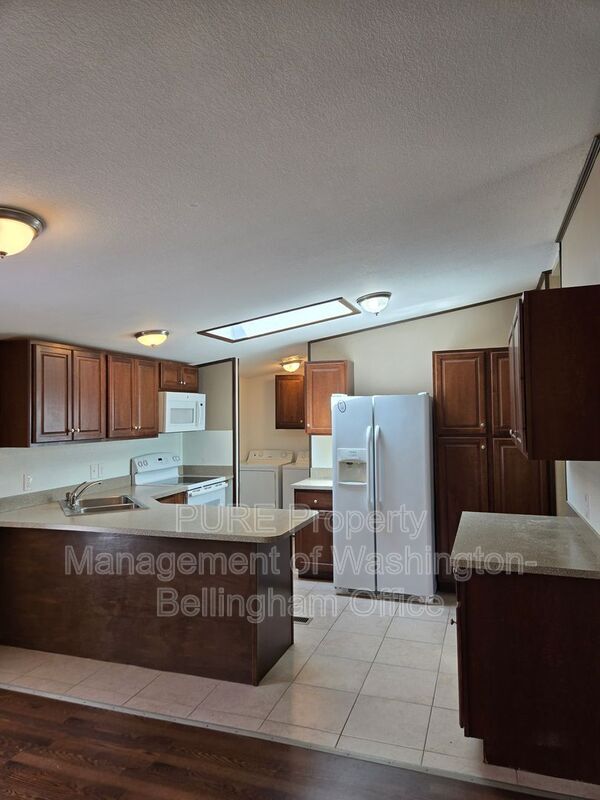 Building Photo - 7547 Roblee Dr