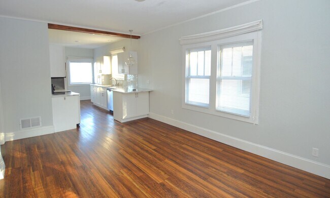 Foto del edificio - Spacious 4 Bed 2 Bath Home Lots of Storage