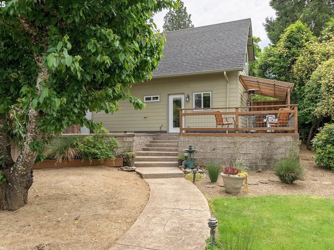 Primary Photo - 2108 Charnelton St