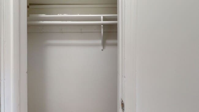Foto del edificio - MacArthur Park One Bedroom W/Off Street Pa...