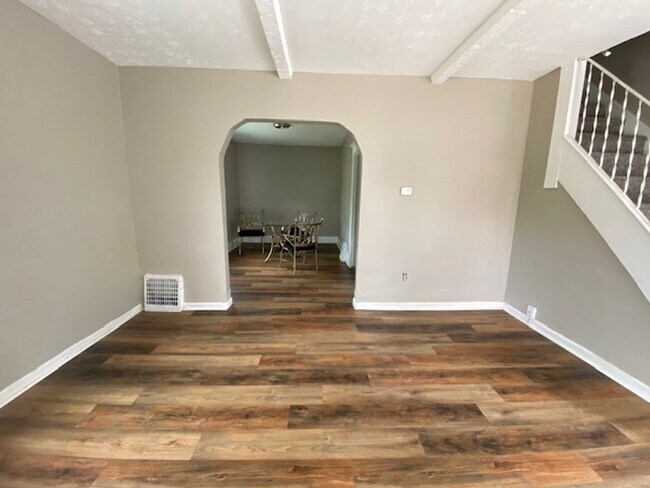 Building Photo - 2 WEEKS FREE RENT! Kenmore Charmer: 2 Bedrooms, Bonus Office, Pet Friendly