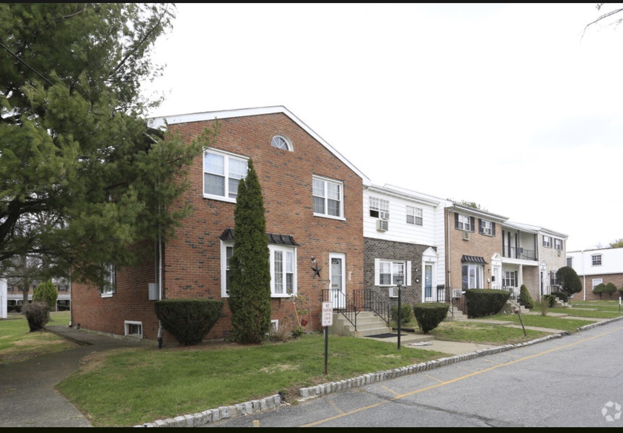 1 On the Green, New Windsor, NY 12553 Apartments in New Windsor, NY