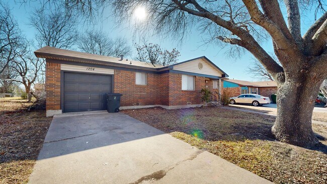 Foto del edificio - 2 WEEKS FREE!!! RENT REDUCED TO $1,195!!!