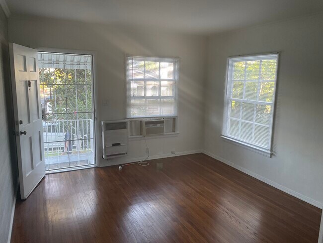 Foto del edificio - 10577-10579 Ashton Ave