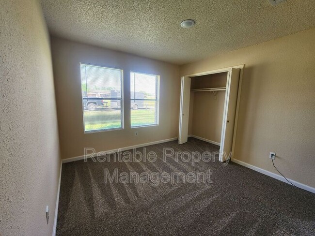 Building Photo - 927 Meadowlark Cir
