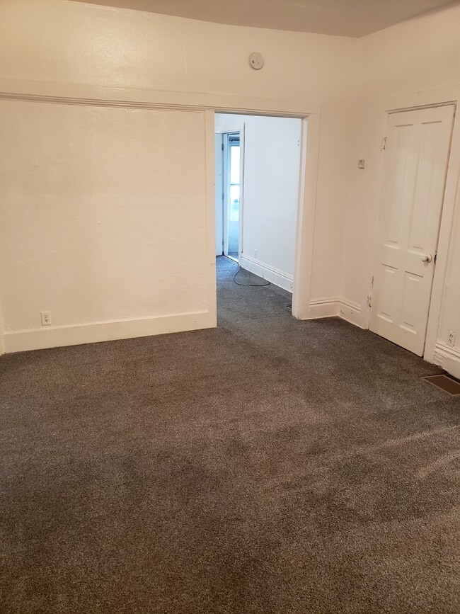 Building Photo - Very spacious 2 Bedroom in Racine!