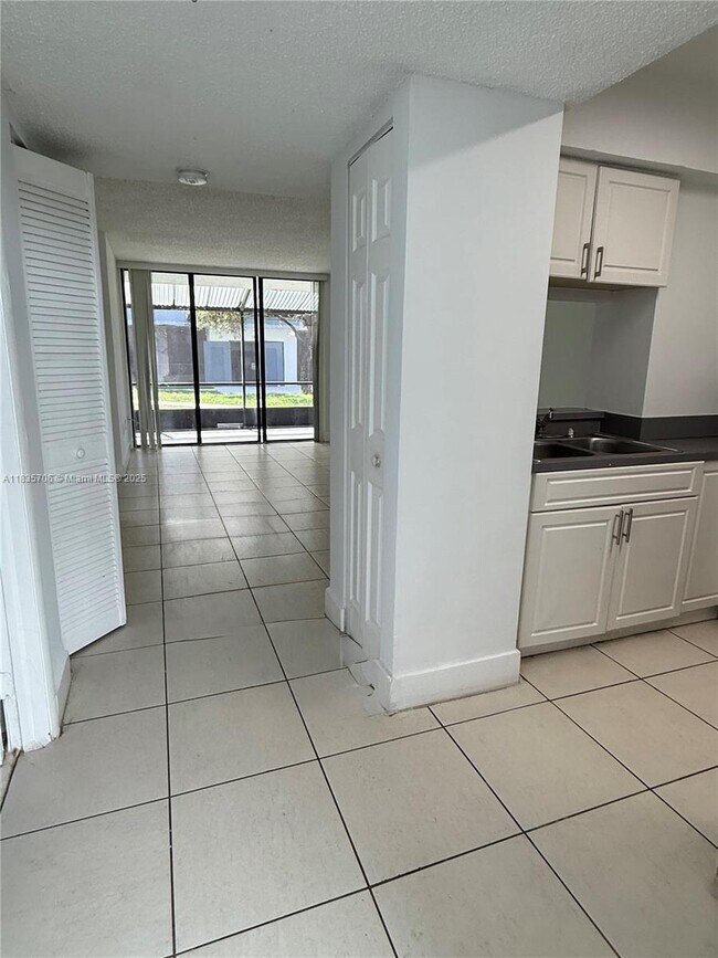Foto del edificio - 8215 SW 152nd Ave