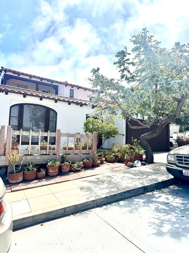 Building Photo - Stunning 2 story home with Spanish style a...