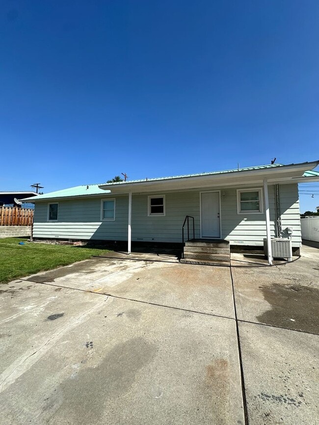 Building Photo - 3 Bedroom 1 Bath home * Owner Updates