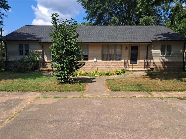 Building Photo - 1706 Ridgewood Dr