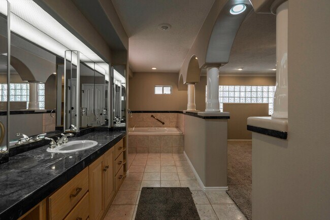 Foto del edificio - Spacious 6 Bedroom Home with a Balcony!