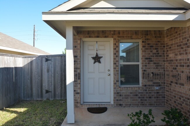 Building Photo - 379 Jewett Meadow Dr