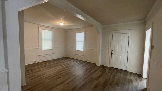 Building Photo - Situated between 3 parks and walking dista...