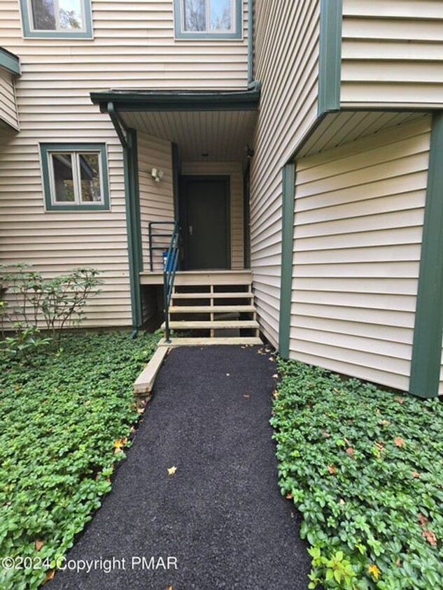 Primary Photo - Beautiful townhouse across from Shawnee Mo...