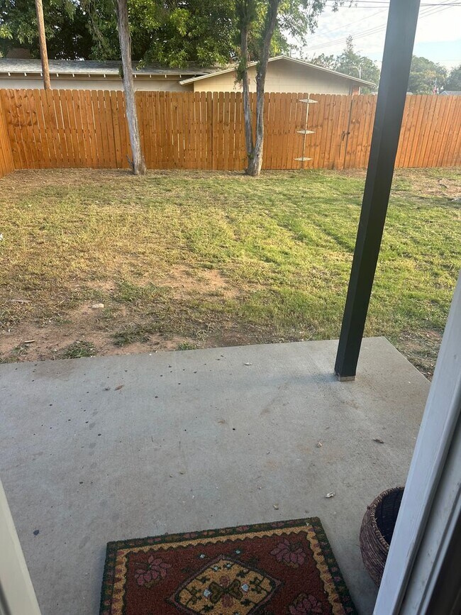 Foto del edificio - 4 bed 2 bath 1 car garage on Flint Avenue!
