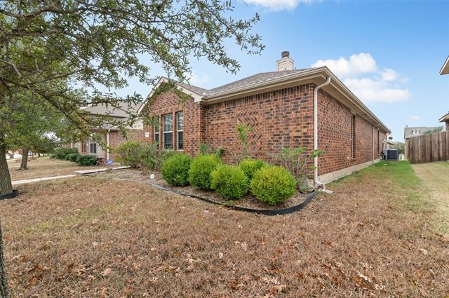 Foto del edificio - 1313 Honeywood Ln