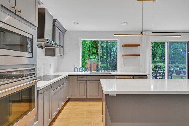 Foto del edificio - Beautiful Bellevue Single Family Home with 4 Beds + Bonus Room+ Den For Rent