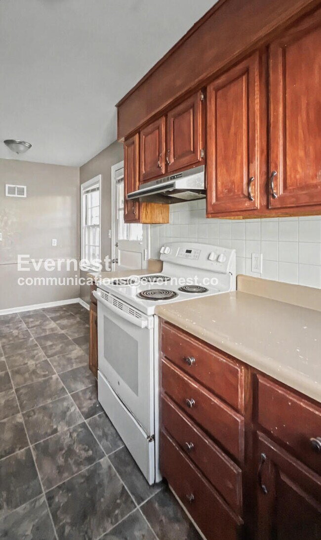 Foto del edificio - 3 Bed, 1.5 Bath Home with Garage / Pet-Friendly / Vouchers Accepted / Coming Soon!