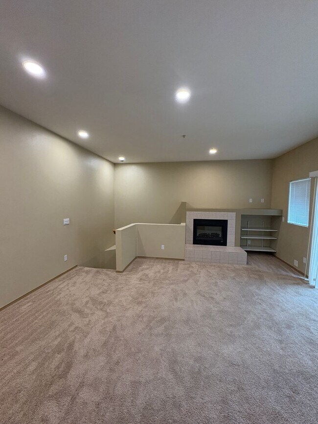 Foto del edificio - Bright and Sunny 2-bed 1-bath condo Kent!