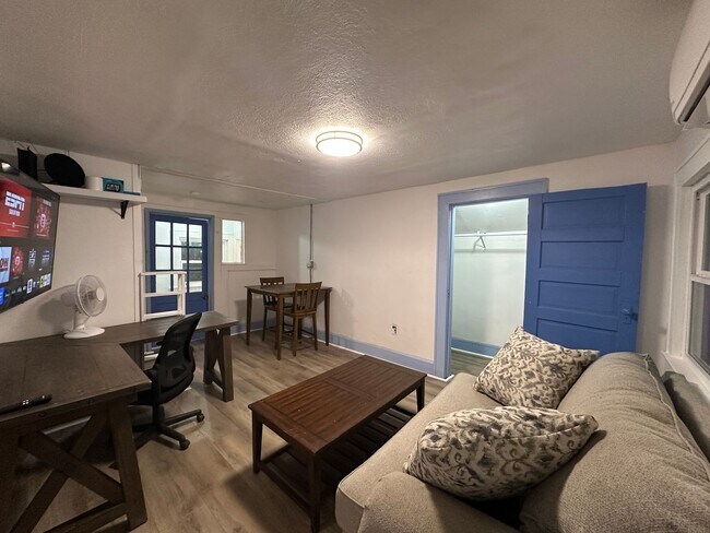 Foto del edificio - Upstairs apartment near United Regional Ho...