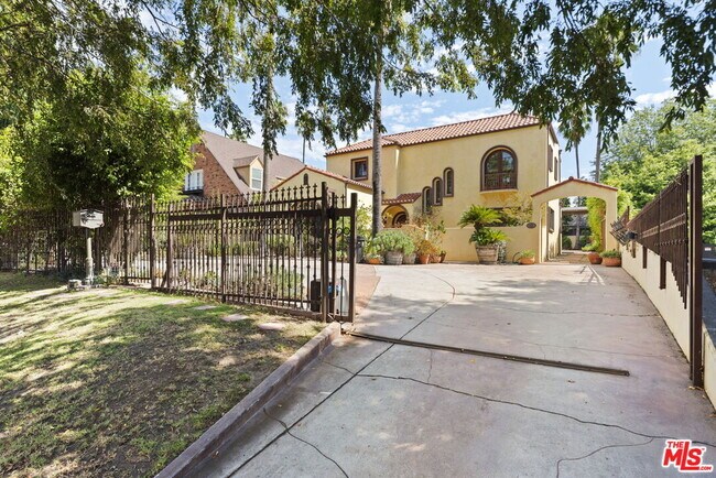 Foto del edificio - 664 S Highland Ave