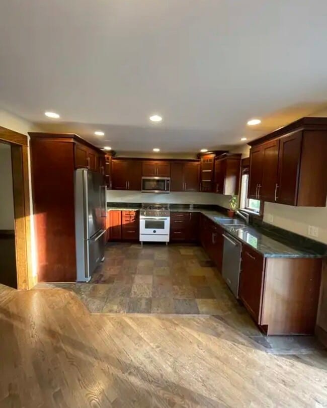 Building Photo - 754 Spring Rd