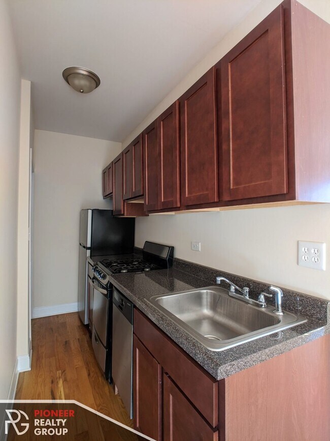 Building Photo - 949 W Cornelia Ave