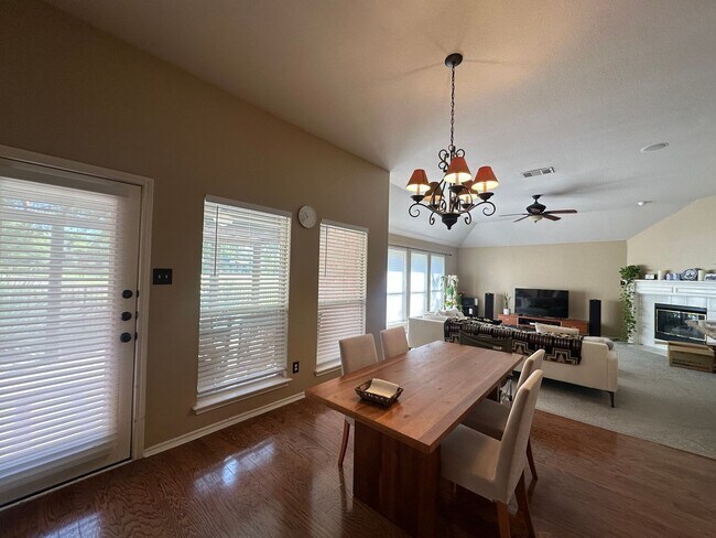 Foto del edificio - 5204 Lakeland Dr