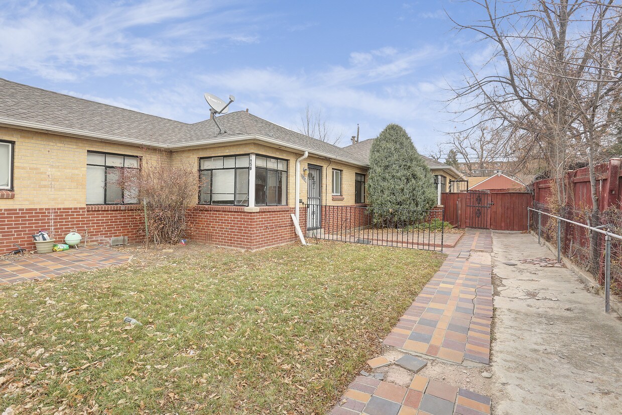 1958 Oswego St, Aurora, CO 80010 Townhome Rentals in Aurora CO