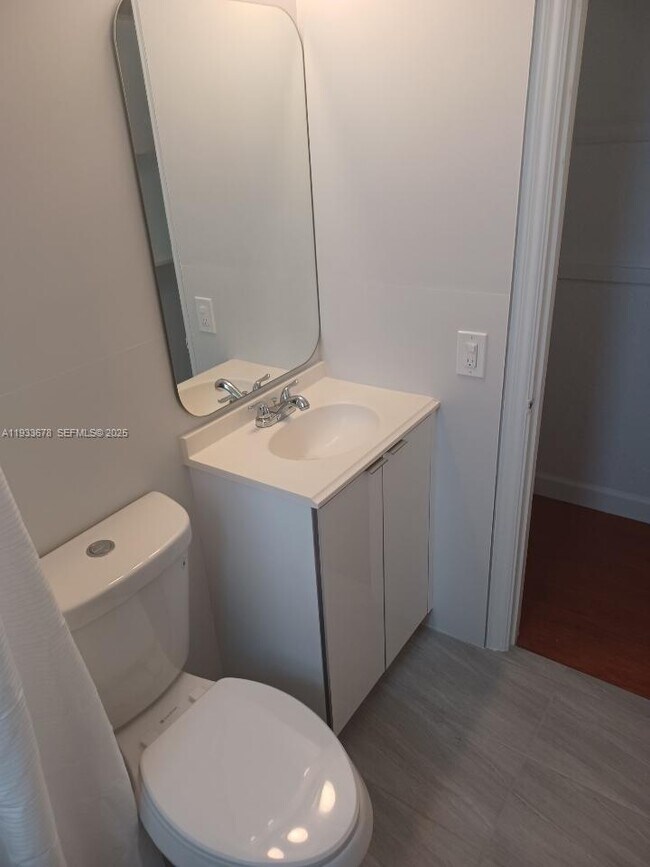 Foto del edificio - 6950 Byron Ave