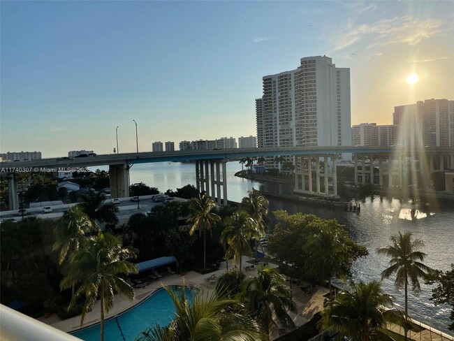 Foto del edificio - 19390 Collins Ave