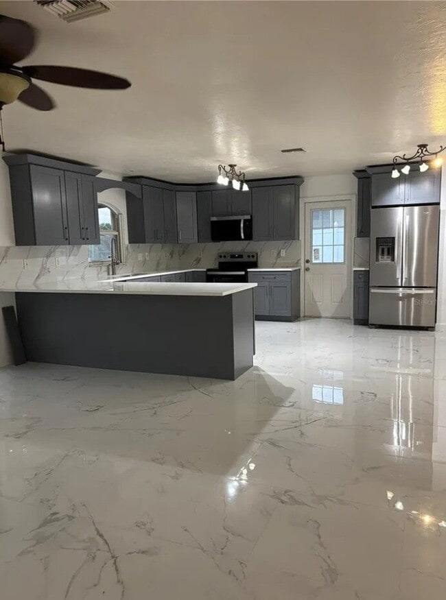 Building Photo - "Charming 3-Bed, 2-Bath Home in Bradenton Oasis – Your Perfect Florida Retreat!"