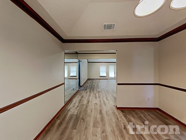 Foto del edificio - 4750 Deerfoot Ct